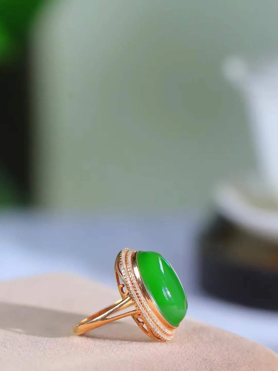 【金镶玉.戒指】

精品和田玉碧玉18k金戒指 玉质细腻温润 油性十足 ，不论时光如何流转变化，这枚戒指始终闪耀着最初的光芒。精工镶嵌18K金 （保真金 可检测贵金属18K金） 重6.7克 尺寸17.3-18-12.5mm 11801633A