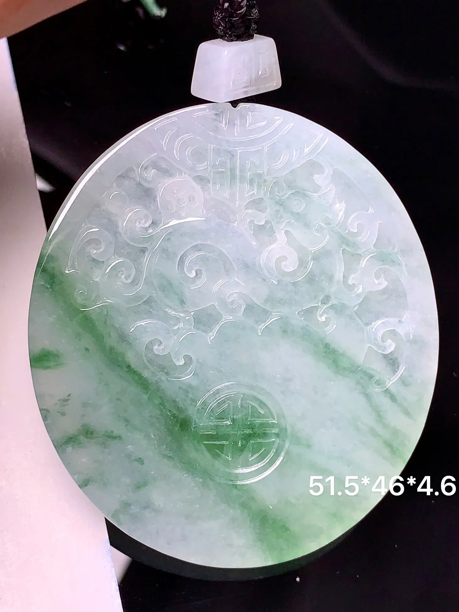 飘绿雕花圆牌吊坠 玉质细腻 色泽清新艳丽 整体尺寸51.5*46*4.6