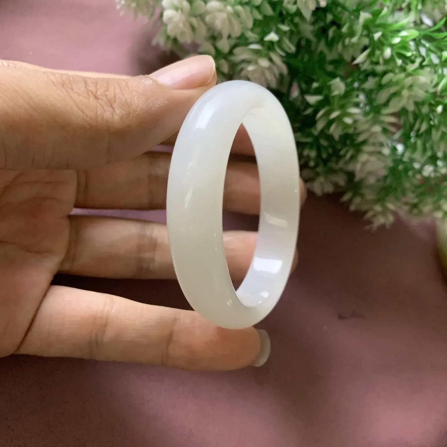 51圈口和52圈口可以带，和田玉羊脂白玉贵妃手镯！内径54.3/46.9宽12.5重38.9克，玉质