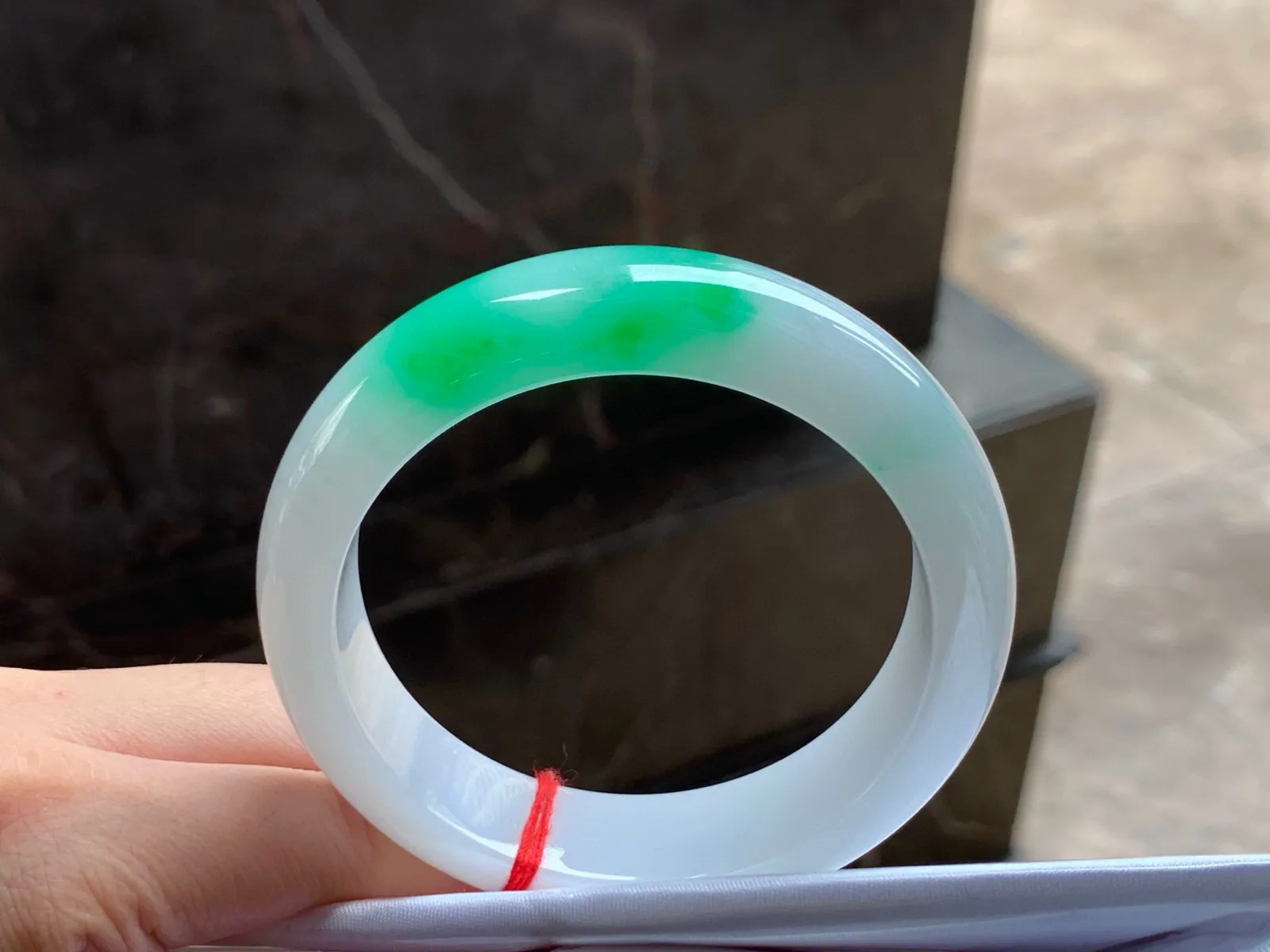阳绿手镯
细腻 55.5/14.8/8.7mm