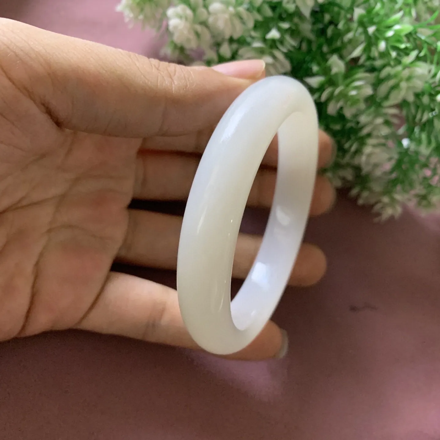 暖白，和田玉59圈口手镯！冰透白，玉质细腻油润 底色纯净 无裂无杂 脂粉好，品质好，佩戴端庄典雅，低调含蓄