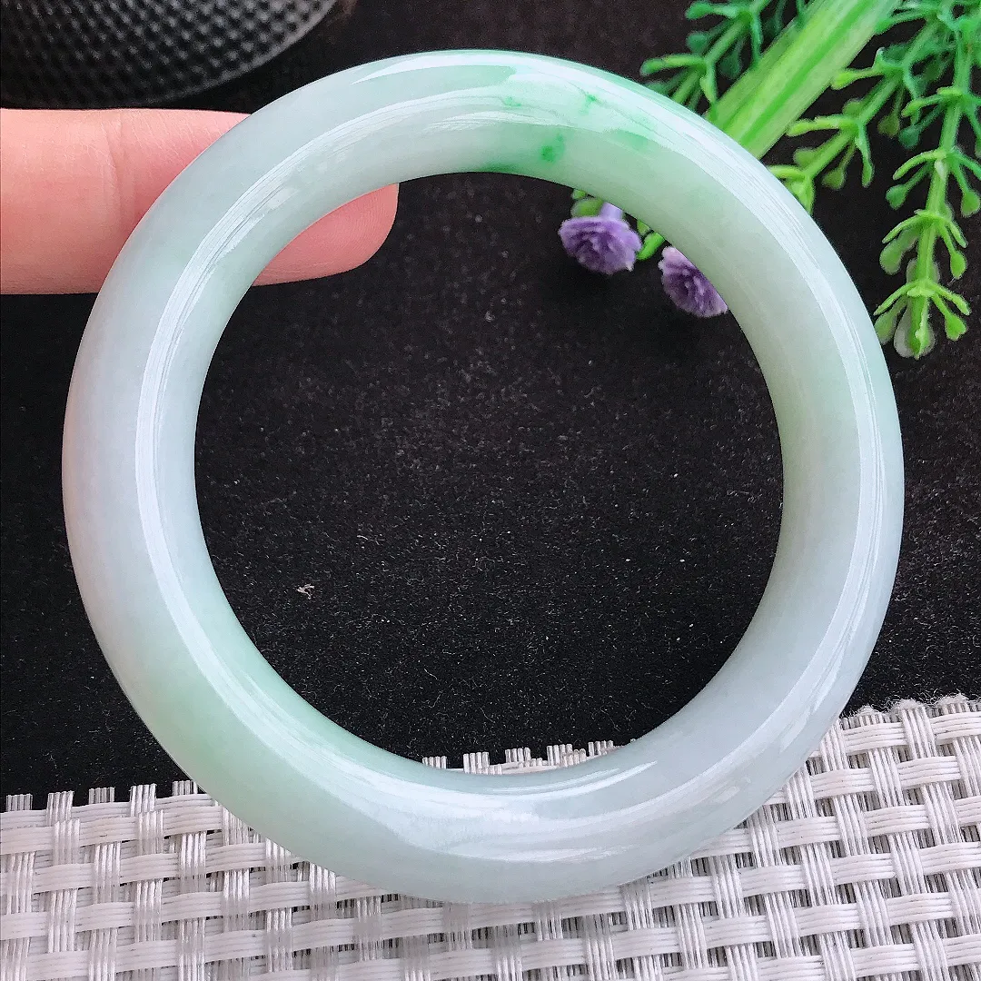 自然光56/11老坑精美温润飘阳绿圆条手镯天然翡翠玉镯女款百搭