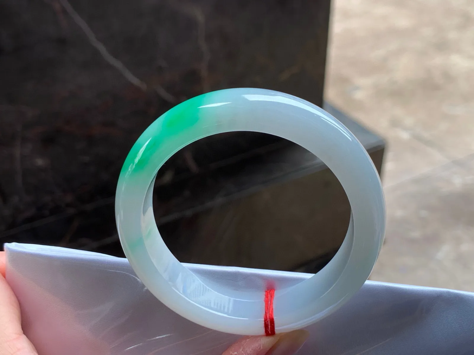 阳绿手镯
细腻 55.5/14.8/8.7mm