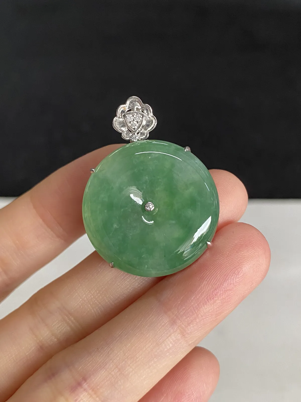 翡翠冰糯种浅绿色平安扣，印记：G18K,伴钻石