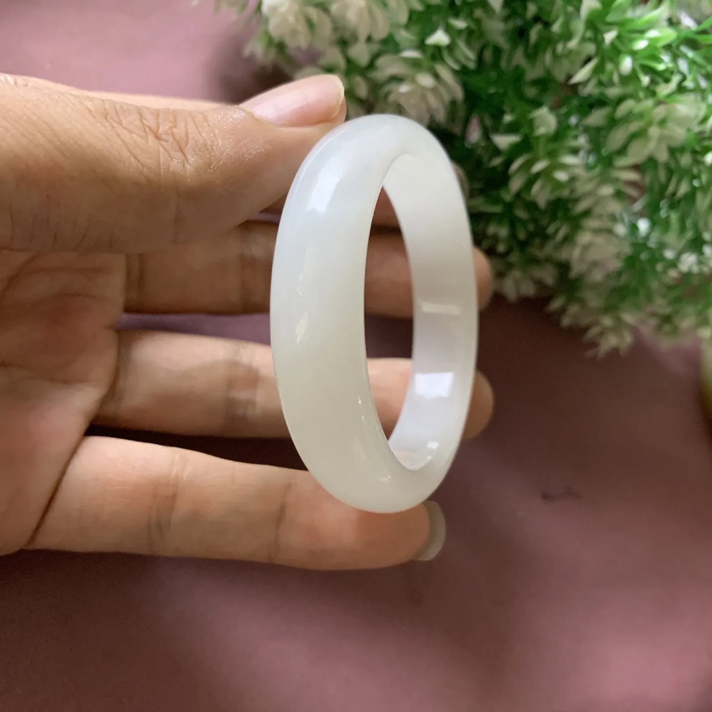 51圈口和52圈口可以带，和田玉羊脂白玉贵妃手镯！内径54.3/46.9宽12.5重38.9克，玉质