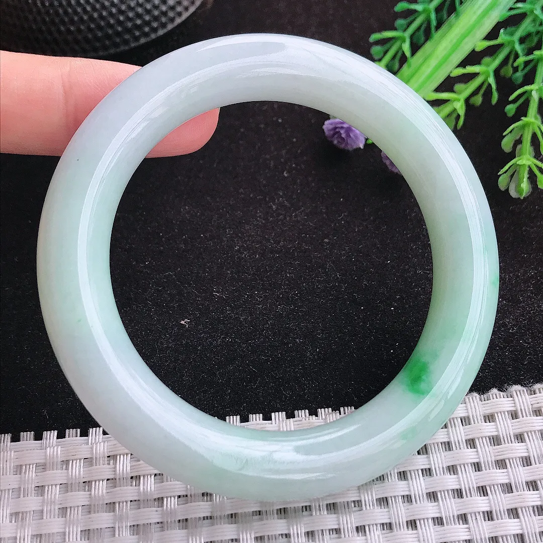自然光56/11老坑精美温润飘阳绿圆条手镯天然翡翠玉镯女款百搭