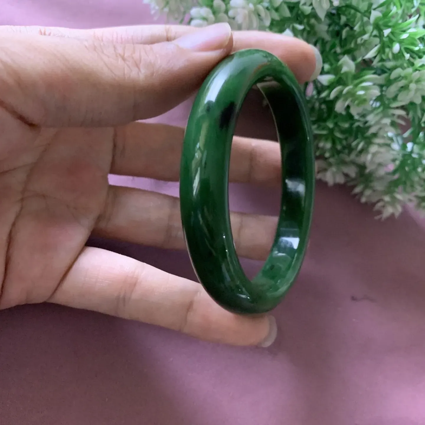 和田玉碧玉60圈口菠菜绿手镯，圈口60宽12重49.1克，玉质细腻油润 底色纯净 无裂无杂 脂粉好，品质好，佩戴端庄典雅，低调含蓄。