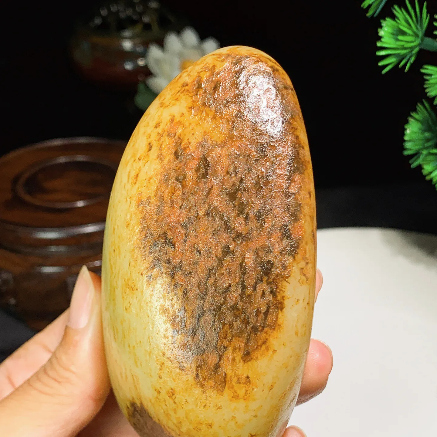 新疆和田玉原石把件。尺寸103.1/49.5/37.5重340.4克。玉质细腻油润。手推出油。品相大气。 lt250817