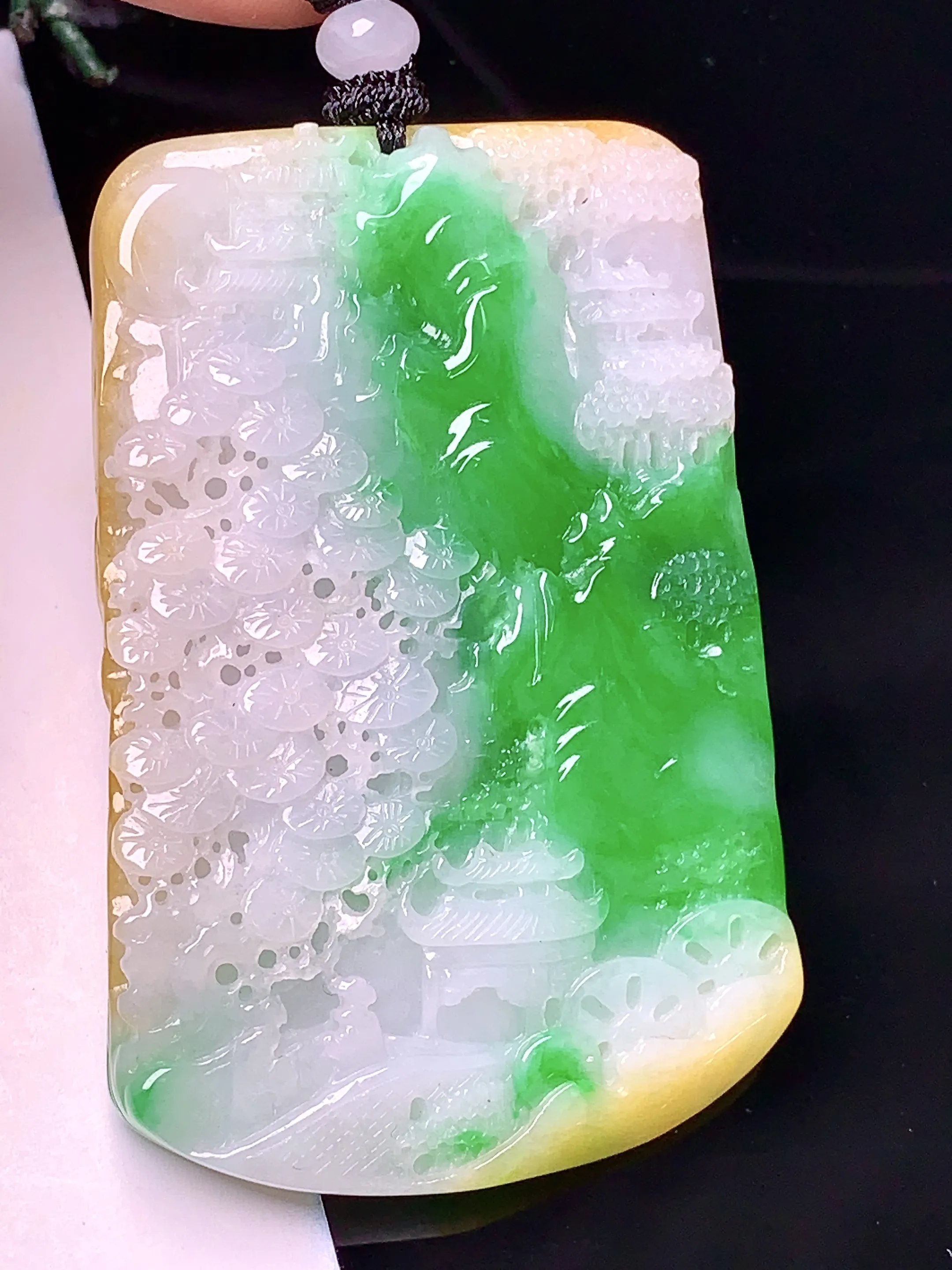 黄绿山水牌吊坠 玉质细腻 色泽清新艳丽 整体尺寸59.6*39*7.8