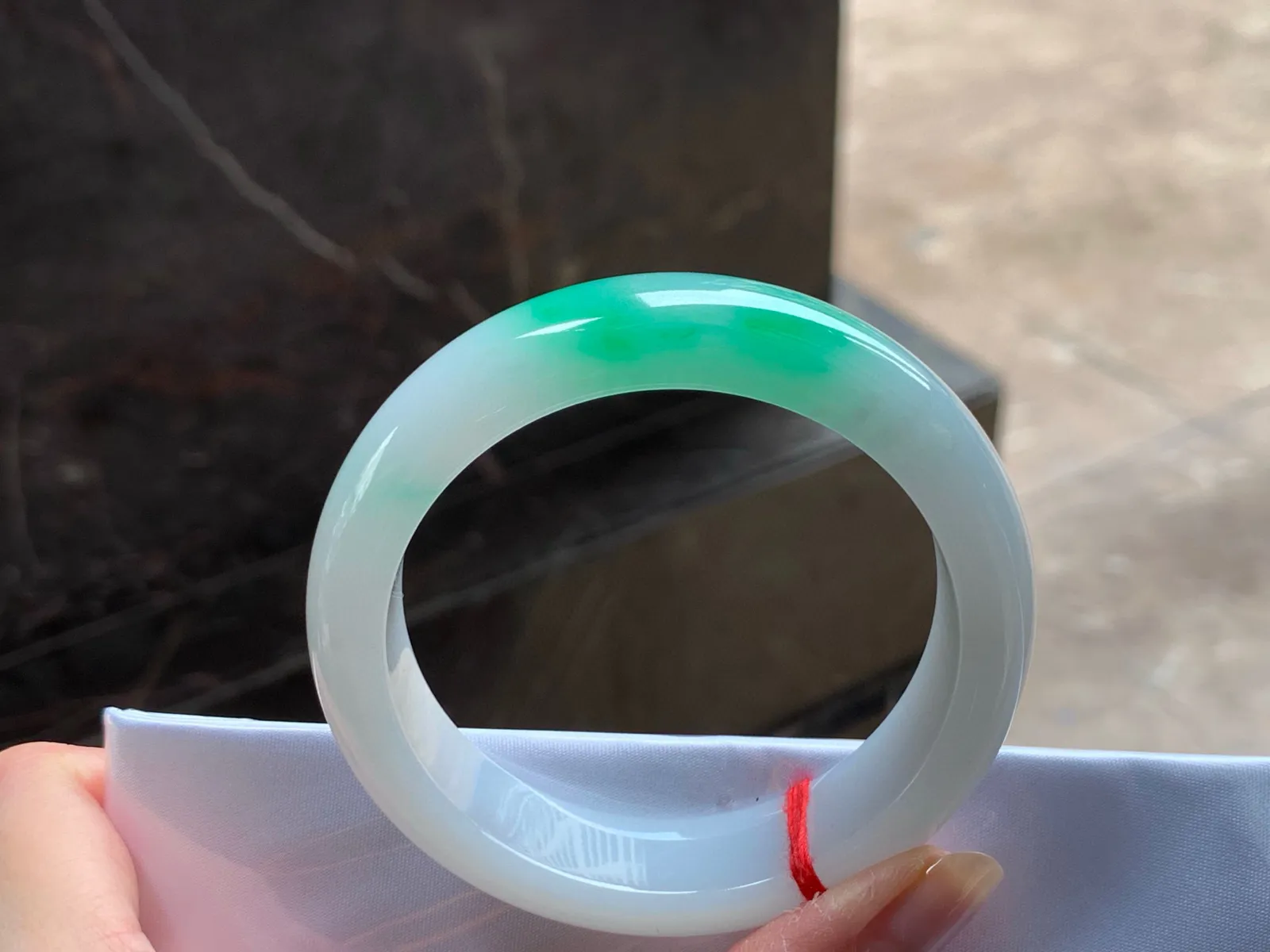 阳绿手镯
细腻 55.5/14.8/8.7mm