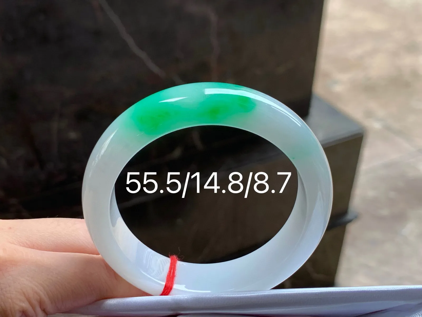 阳绿手镯
细腻 55.5/14.8/8.7mm