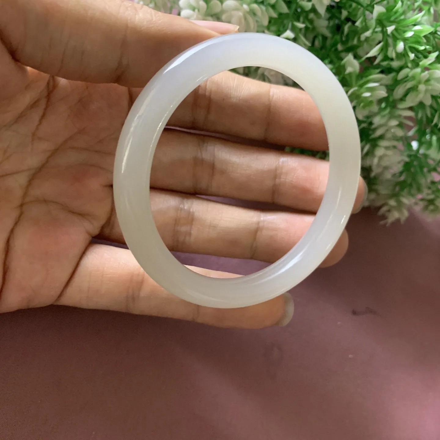 暖白，和田玉55圈口手镯！冰透，圈口55宽8.5玉质细腻油润 底色纯净 无裂无杂 脂粉好，品质好，佩