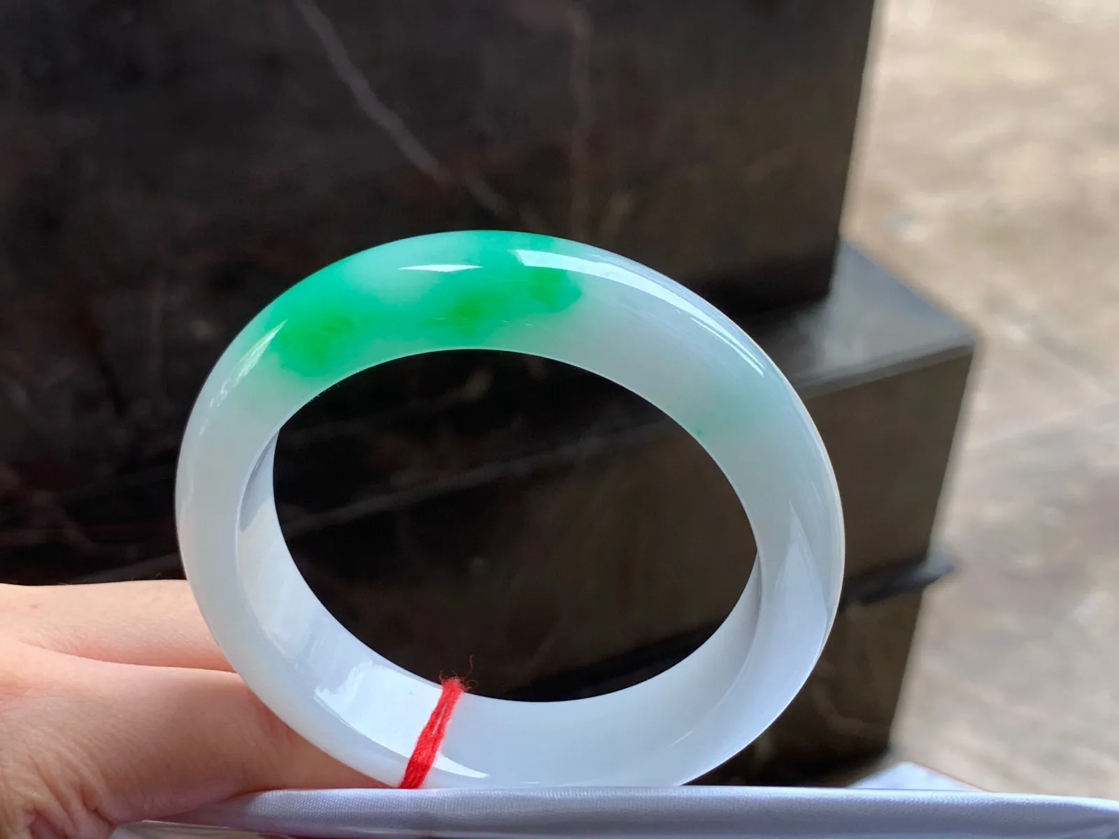 阳绿手镯
细腻 55.5/14.8/8.7mm