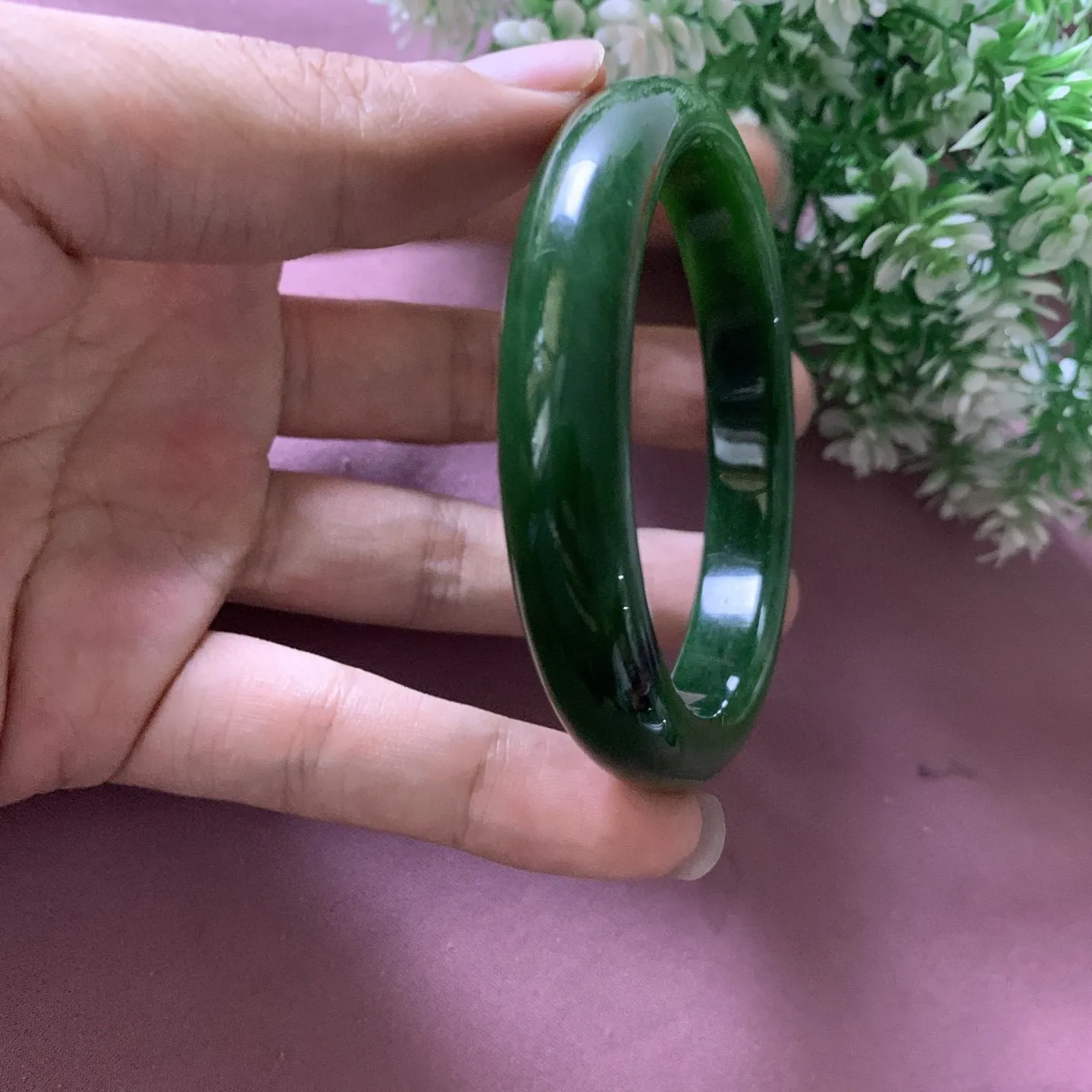 和田玉碧玉60圈口菠菜绿手镯，圈口60宽12重49.1克，玉质细腻油润 底色纯净 无裂无杂 脂粉好，品质好，佩戴端庄典雅，低调含蓄。