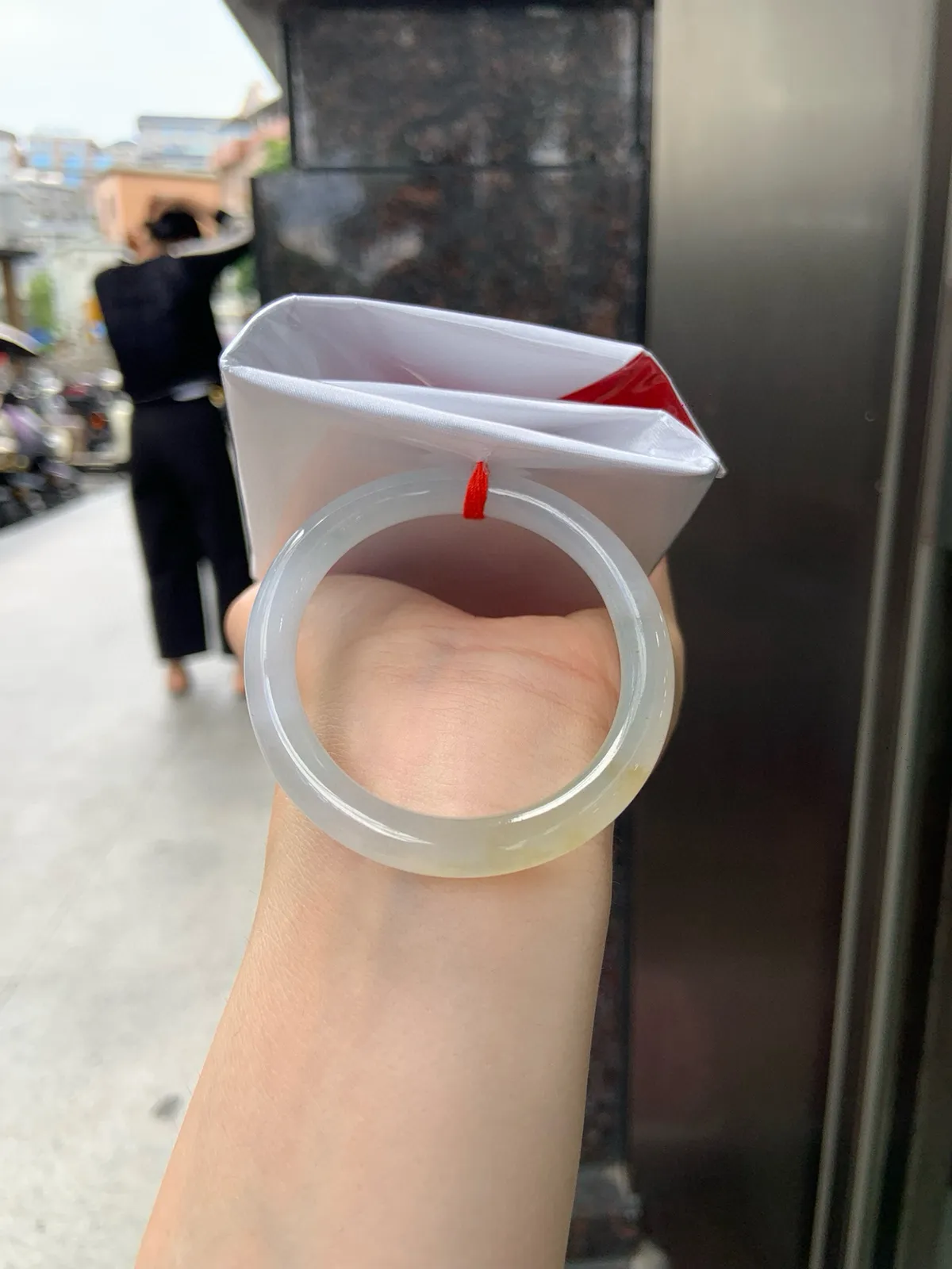 推荐【50.6冰黄翡贵妃】50.6-45.3-7-7.3，无纹裂，底妆细腻冰润，底子很白净，冰黄翡点缀像秋日的阳光，照射而来
