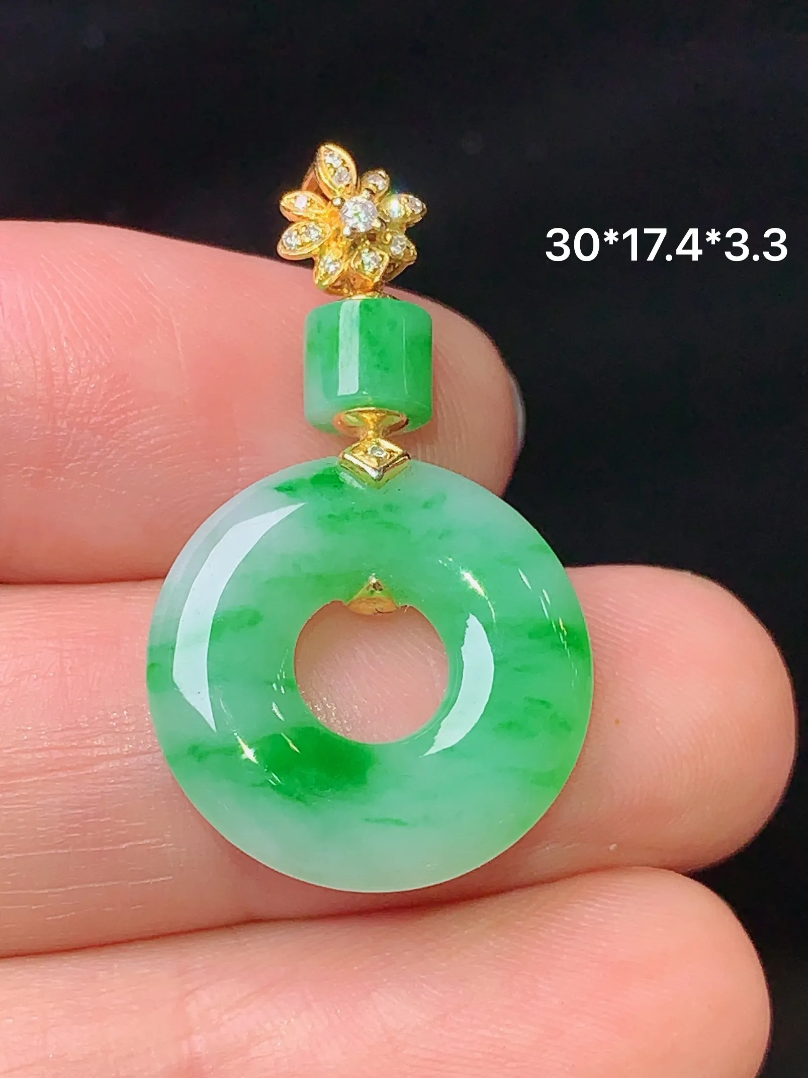 18k金钻镶嵌翠绿平安环吊坠 玉质细腻 色泽清新艳丽 整体尺寸30*17.4*3.3