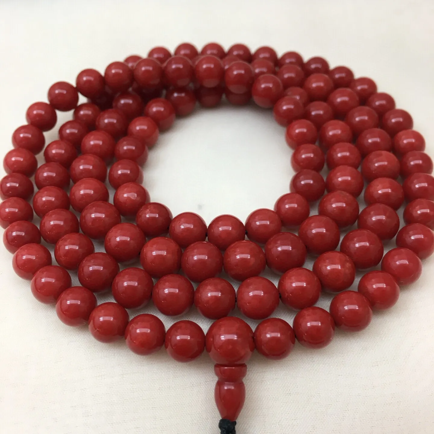 【精品7.5mm圆珠红珊瑚108佛珠串】手链项链两用款！深红色，意大利产地，沙丁材料，颜色和品质都是好漂亮的！来自深海千年生长，自古被佛教奉为珍宝，底部为活动绳结，可拉到底，珠子尺寸为7.5-6.5mm，重量50.39克。珊瑚生长纹路清晰，材料稀少，收藏价值高！
