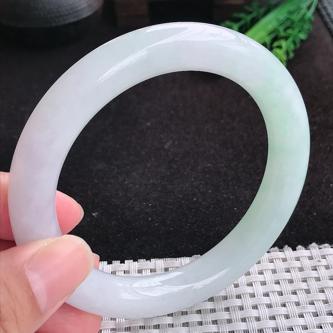 自然光61.5/10.9/11老坑精美冰润飘绿大圈口圆条手镯天然翡翠玉镯女款百搭