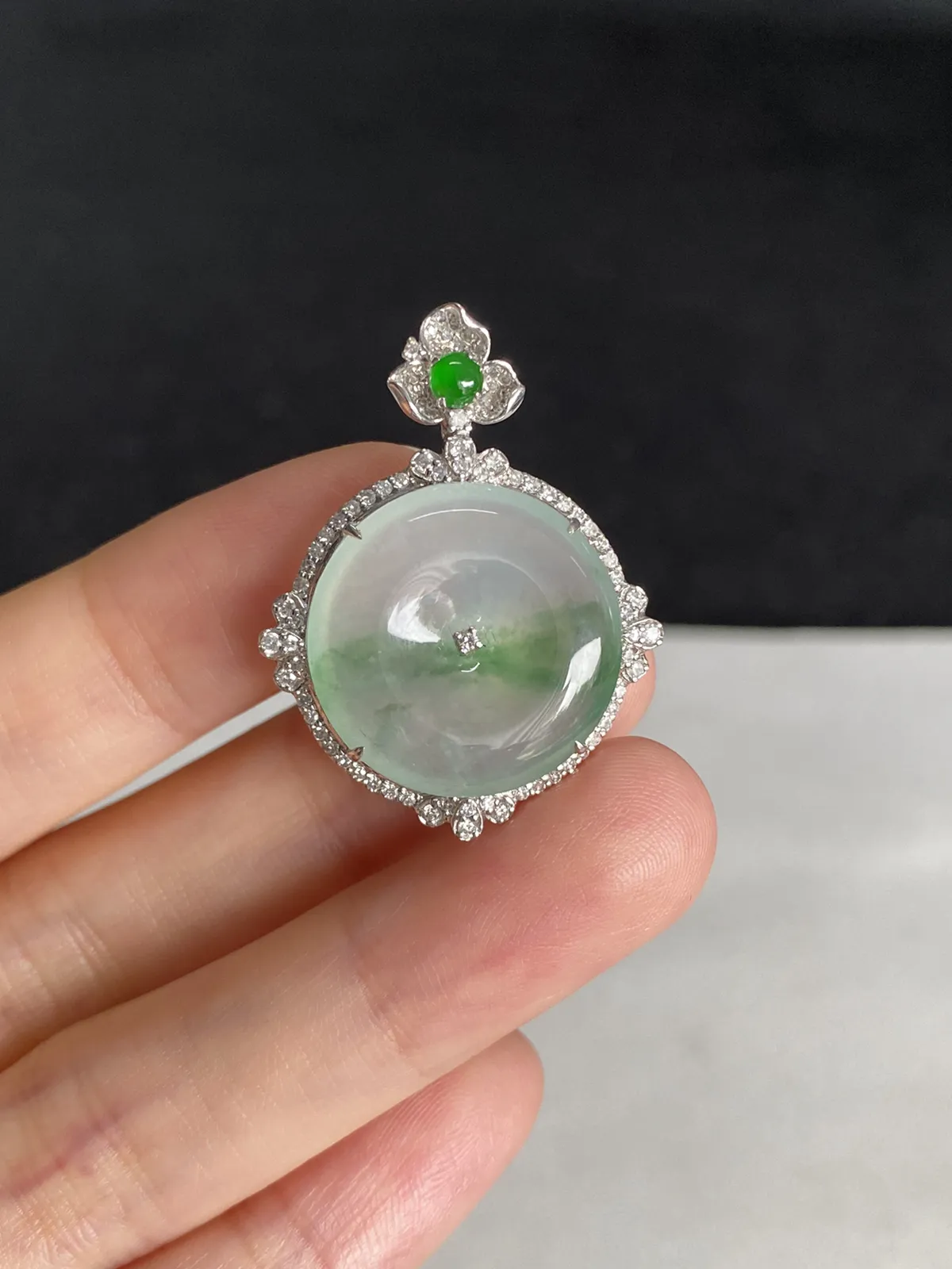 翡翠冰糯种淡绿色平安扣，印记：G18K,伴钻石