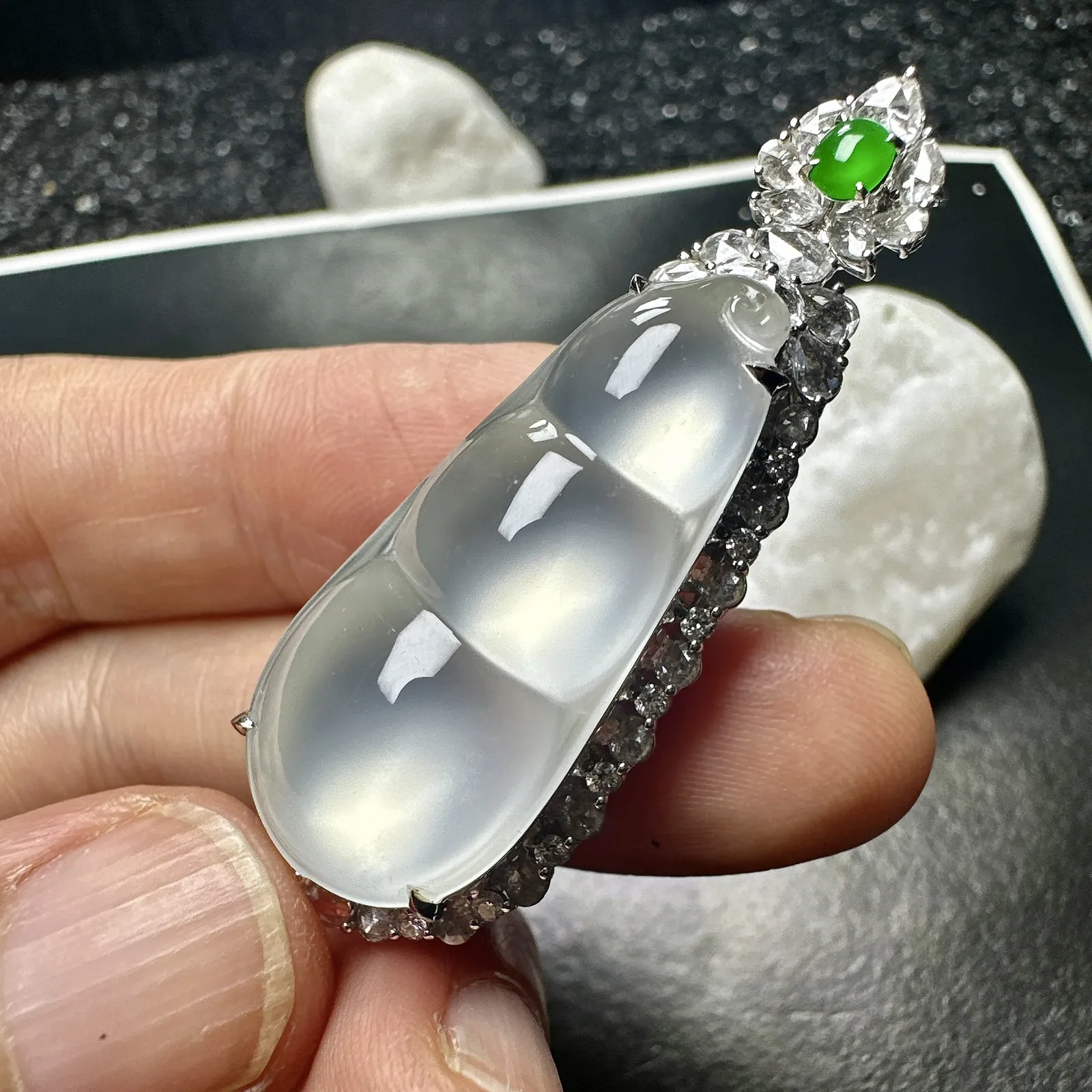【玻璃种福豆吊坠】起钢光，种地上乘，冰感十足，通透起光，饱满圆润，18k金钻镶嵌，裸石尺寸33.3*14.8*5毫米。
