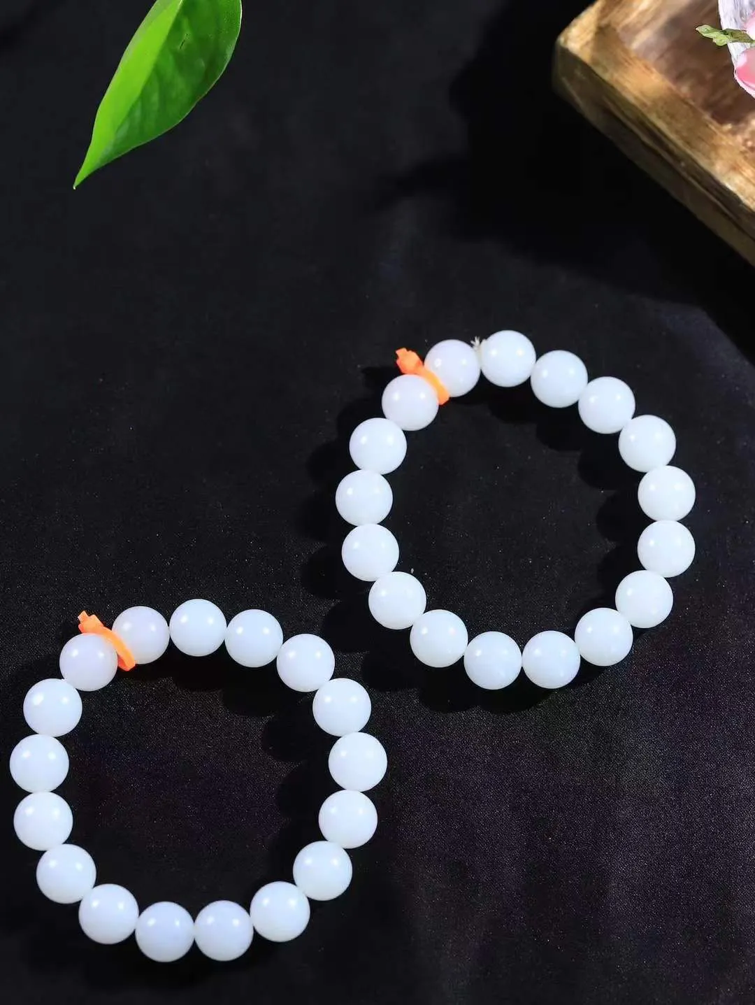 一个【珠圆玉润.手串】

精品和田玉白玉珠圆玉润手串 玉质温润细腻  整串打磨圆润，佩戴舒适。珠珠落玉盘，间关莺语花底滑，一生美好时光，无论身在何处，都有它相伴相守。事事顺遂，幸福美满，吉祥如意。单重45克 尺寸取一11.9mm  FDT-10801713