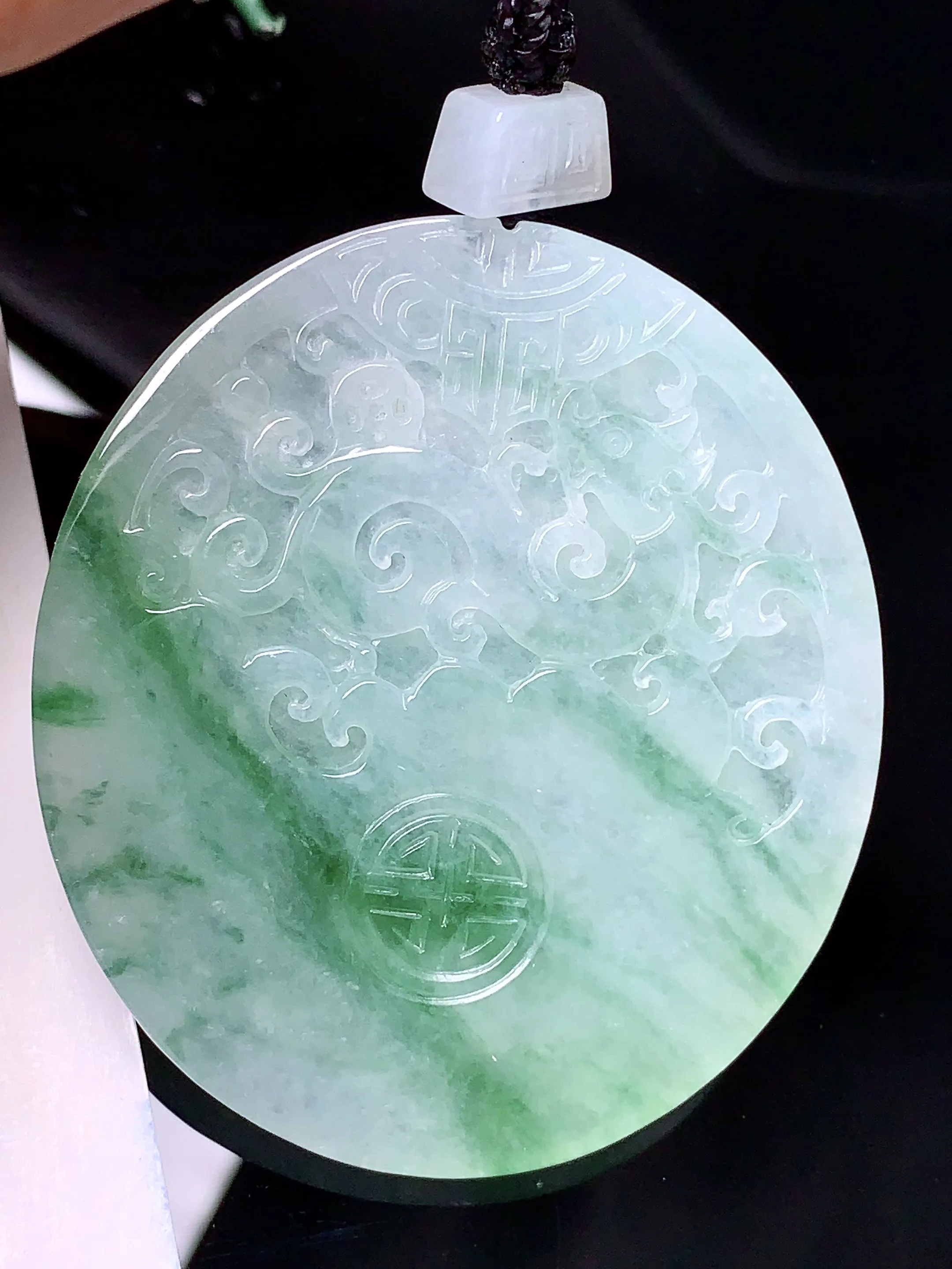 飘绿雕花圆牌吊坠 玉质细腻 色泽清新艳丽 整体尺寸51.5*46*4.6