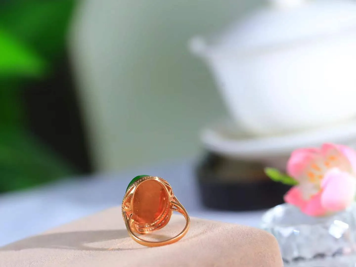 【金镶玉.戒指】

精品和田玉碧玉18k金戒指 玉质细腻温润 油性十足 ，不论时光如何流转变化，这枚戒指始终闪耀着最初的光芒。精工镶嵌18K金 （保真金 可检测贵金属18K金） 重6.7克 尺寸17.3-18-12.5mm 11801633A