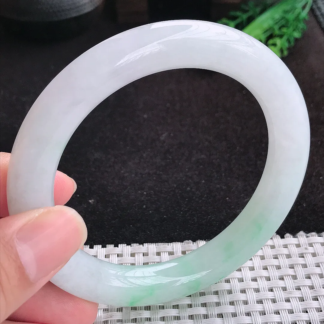 自然光61.5/10.9/11老坑精美冰润飘绿大圈口圆条手镯天然翡翠玉镯女款百搭