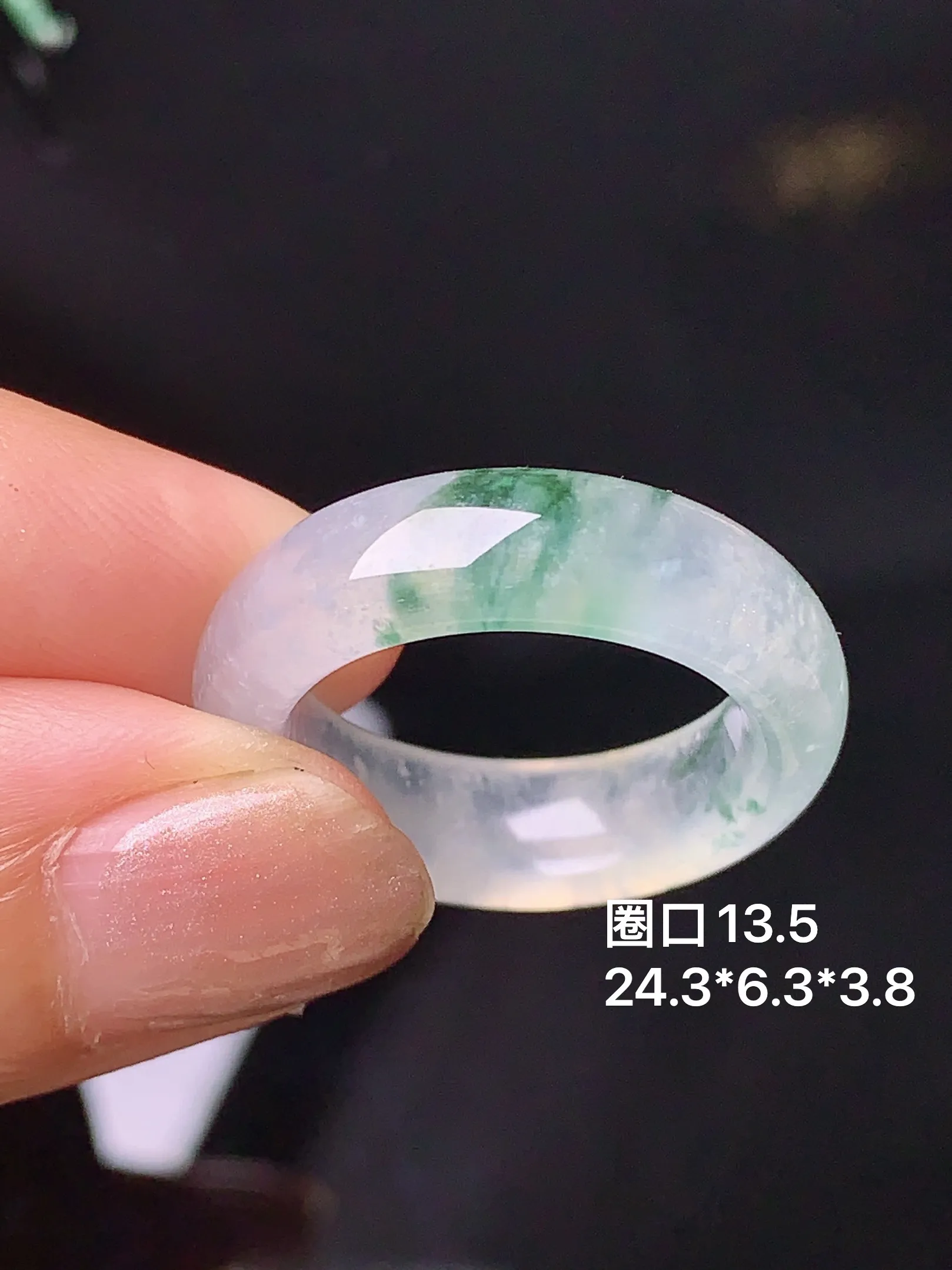 冰种飘绿指环 玉质细腻 色泽清新艳丽 圈口13.5 整体尺寸24.3*6.3*3.8