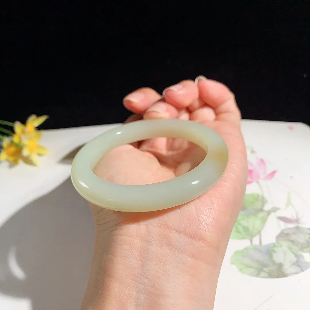 和田玉51.5圈口且末糖手镯！玉质细腻油润 底色纯净 无裂无黑 脂粉好，品质高