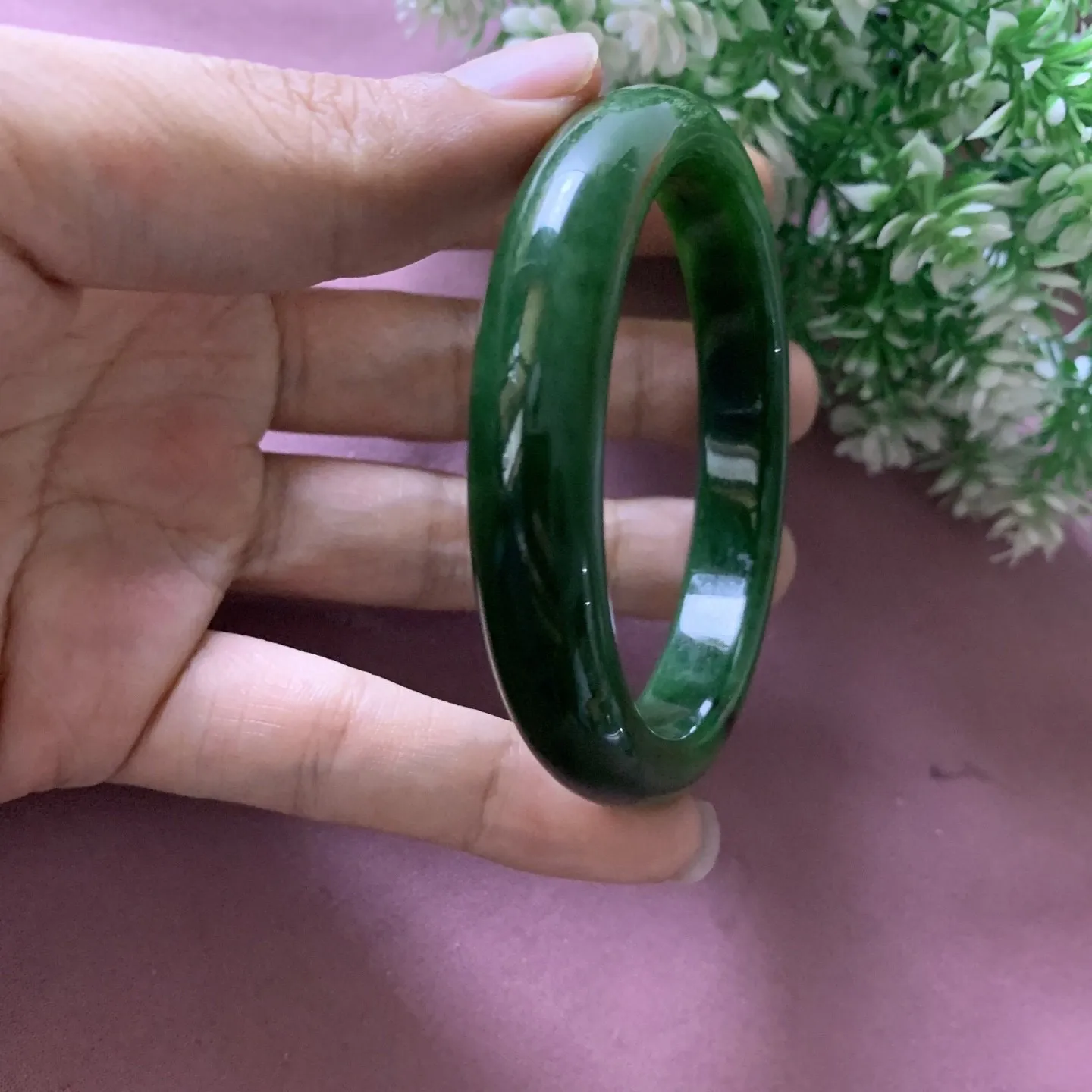 和田玉碧玉60圈口菠菜绿手镯，圈口60宽12重49.1克，玉质细腻油润 底色纯净 无裂无杂 脂粉好，品质好，佩戴端庄典雅，低调含蓄。