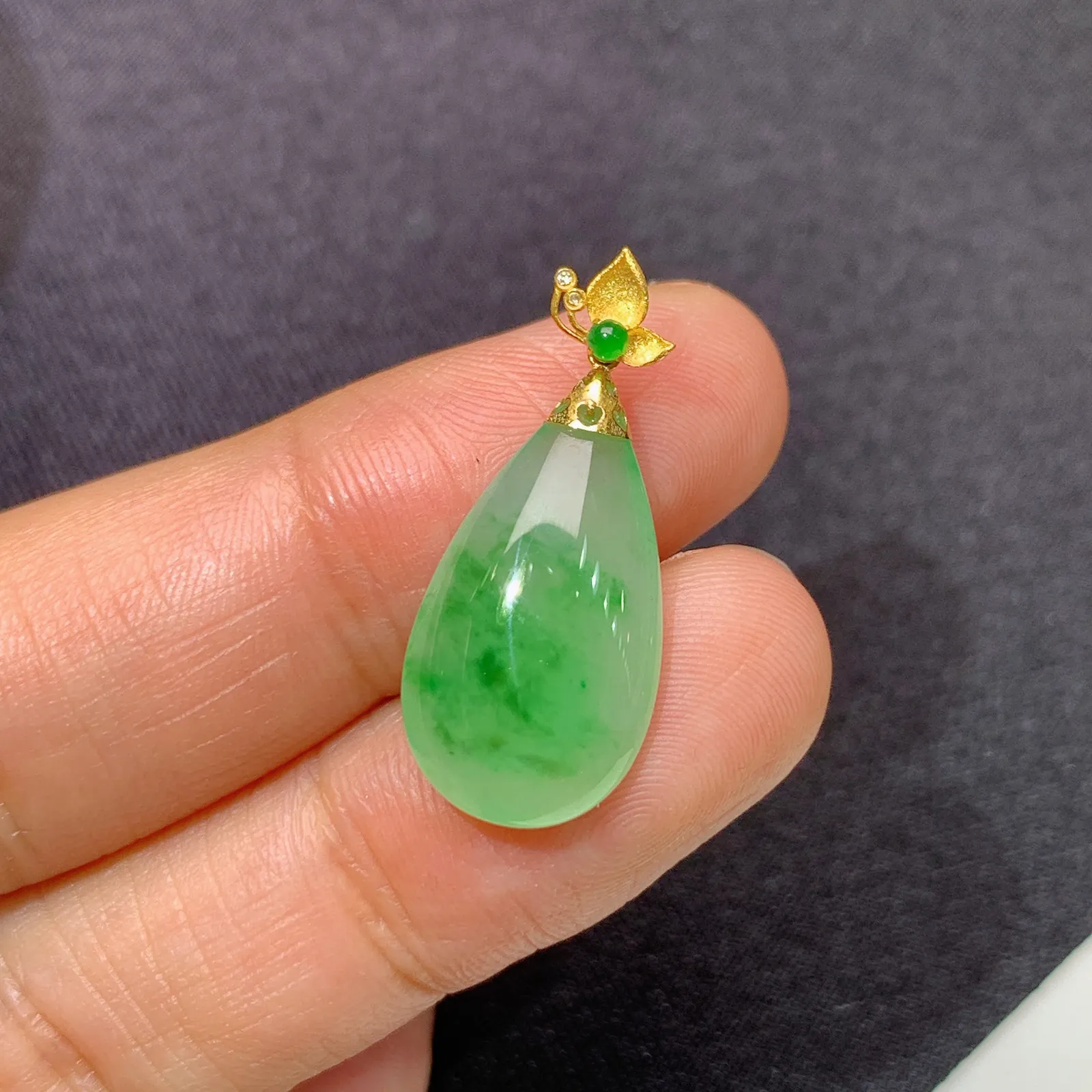 冰飘绿水滴吊坠，18k金镶嵌，冰润色阳，玉质细腻，种水足 尺寸25*10.6*5