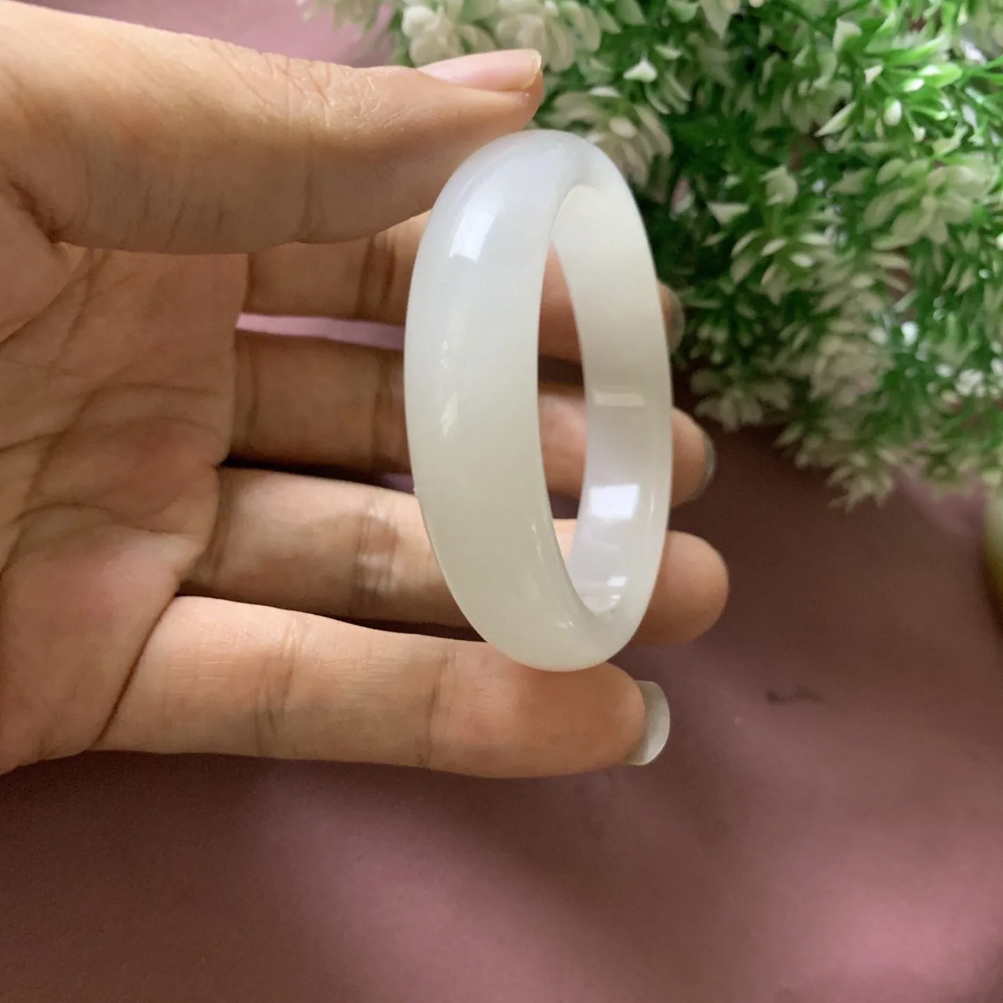 51圈口和52圈口可以带，和田玉羊脂白玉贵妃手镯！内径54.3/46.9宽12.5重38.9克，玉质细腻油润 底色纯净 无裂无杂 脂粉好，品质好，佩戴端庄典雅，低调含蓄。