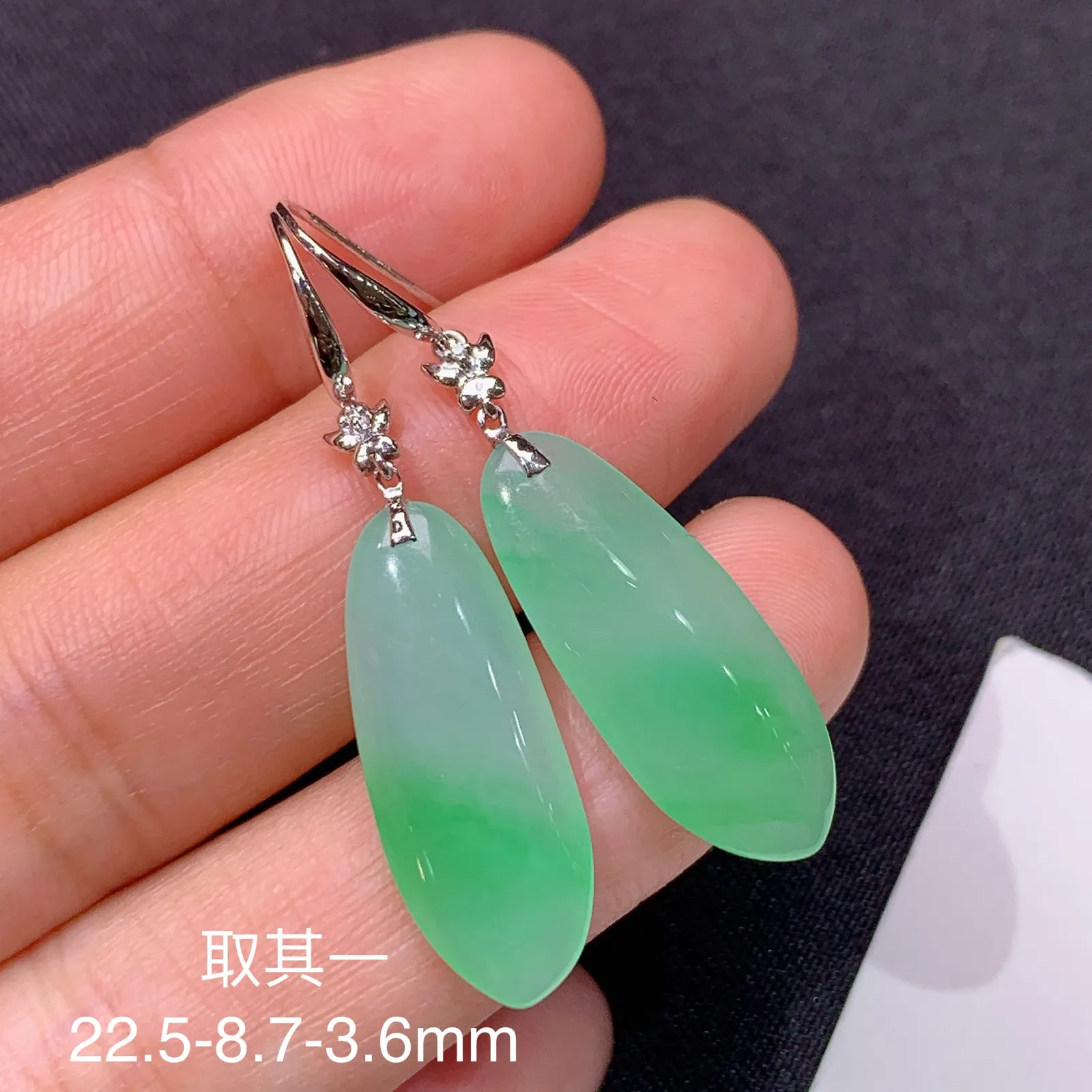 冰飘绿福瓜耳坠，18k金镶嵌，简约时尚，冰润色阳，种水足 尺寸22.5*8.7*3.6