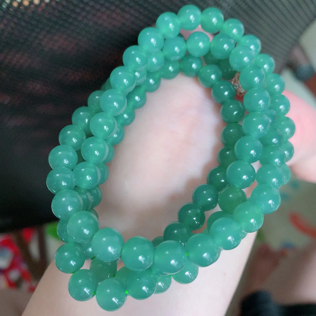 自然光实拍，冰种满色圆珠翡翠项链，天然翡翠A货，玉质细腻  冰清玉润  颜色漂亮  #001.1取一尺寸7mm