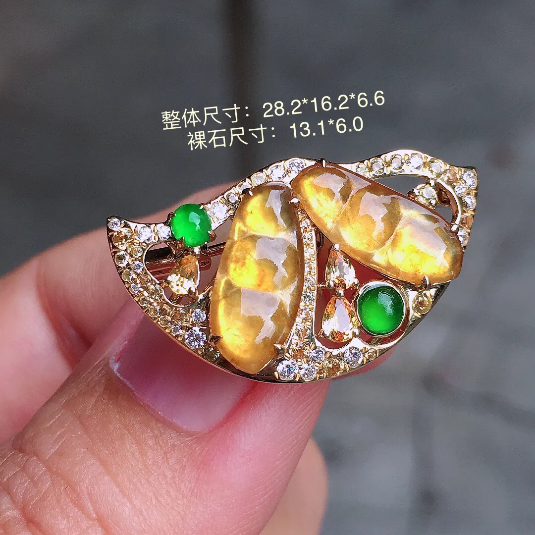 黄翡福豆胸针/吊坠两用款，色泽均匀艳丽，玉质细腻，荧光感超
强，饱满圆润，气质满满。18k
金豪华镶嵌