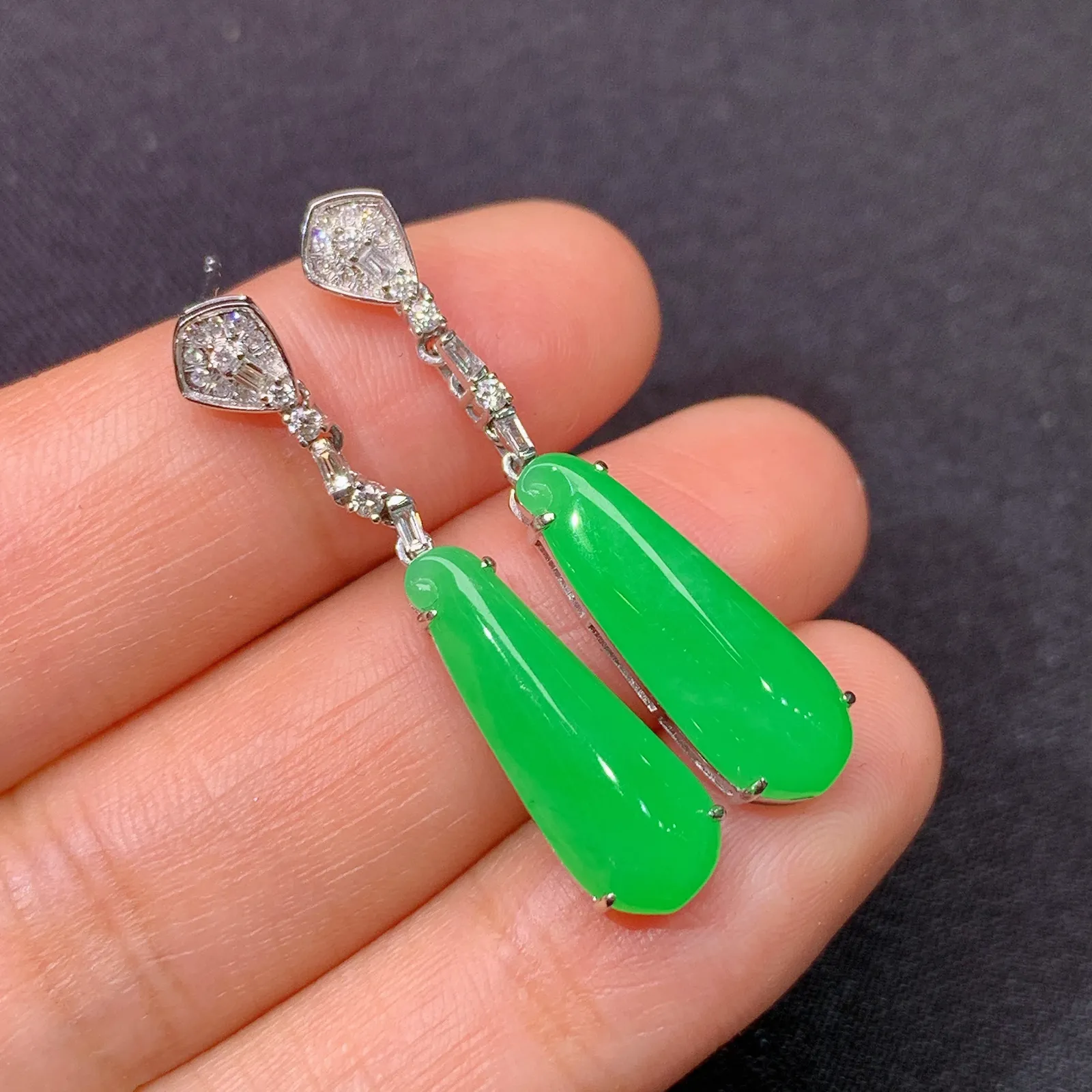 阳绿福瓜耳坠，18k金镶嵌，简约时尚，冰润色阳，种水足 尺寸18.4*6.7*3.3