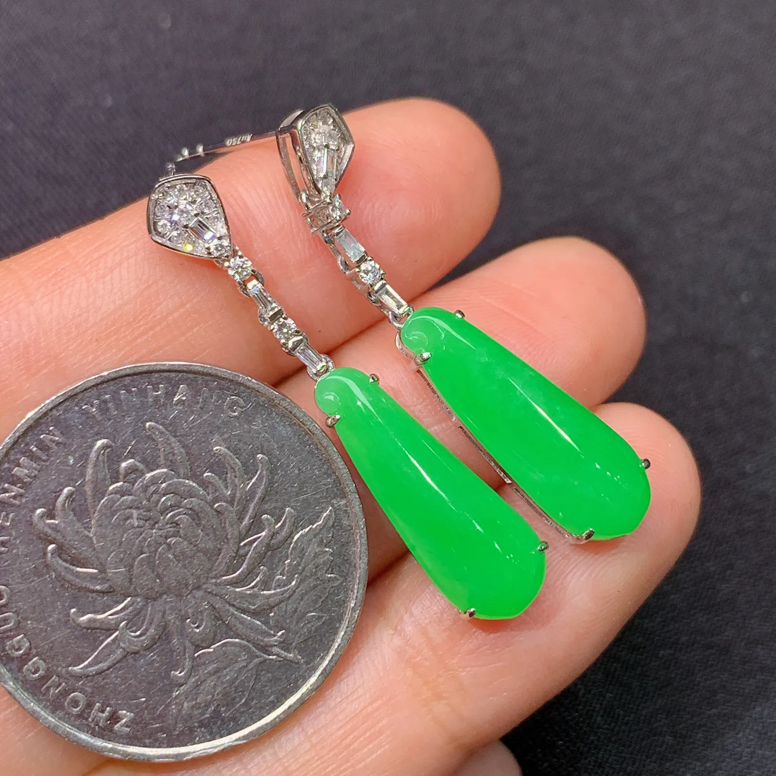 阳绿福瓜耳坠，18k金镶嵌，简约时尚，冰润色阳，种水足 尺寸18.4*6.7*3.3