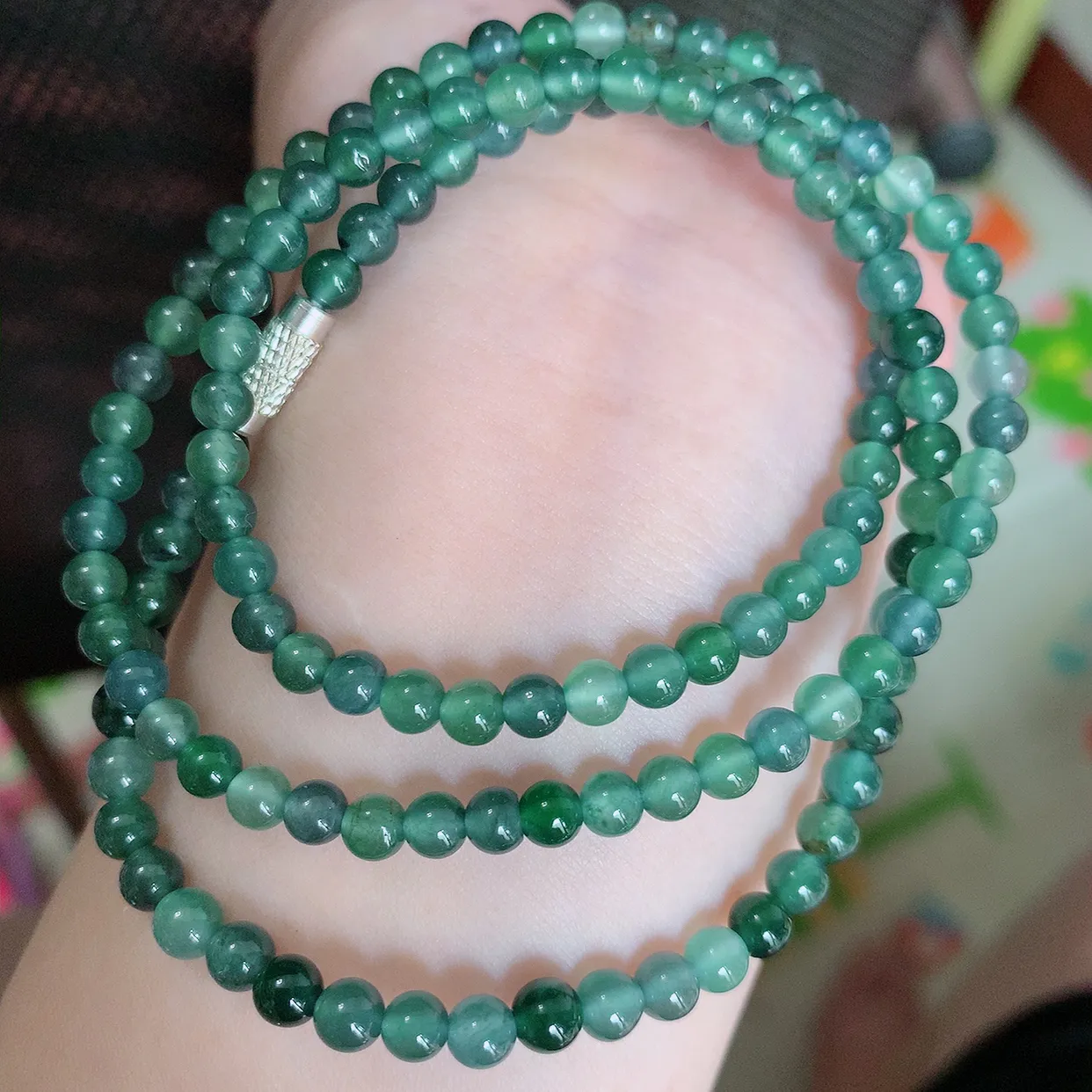 自然光实拍，冰种多彩翡翠项链，天然翡翠A货，玉质细腻  冰清玉润  颜色漂亮  #001.1取一尺寸4.5mm