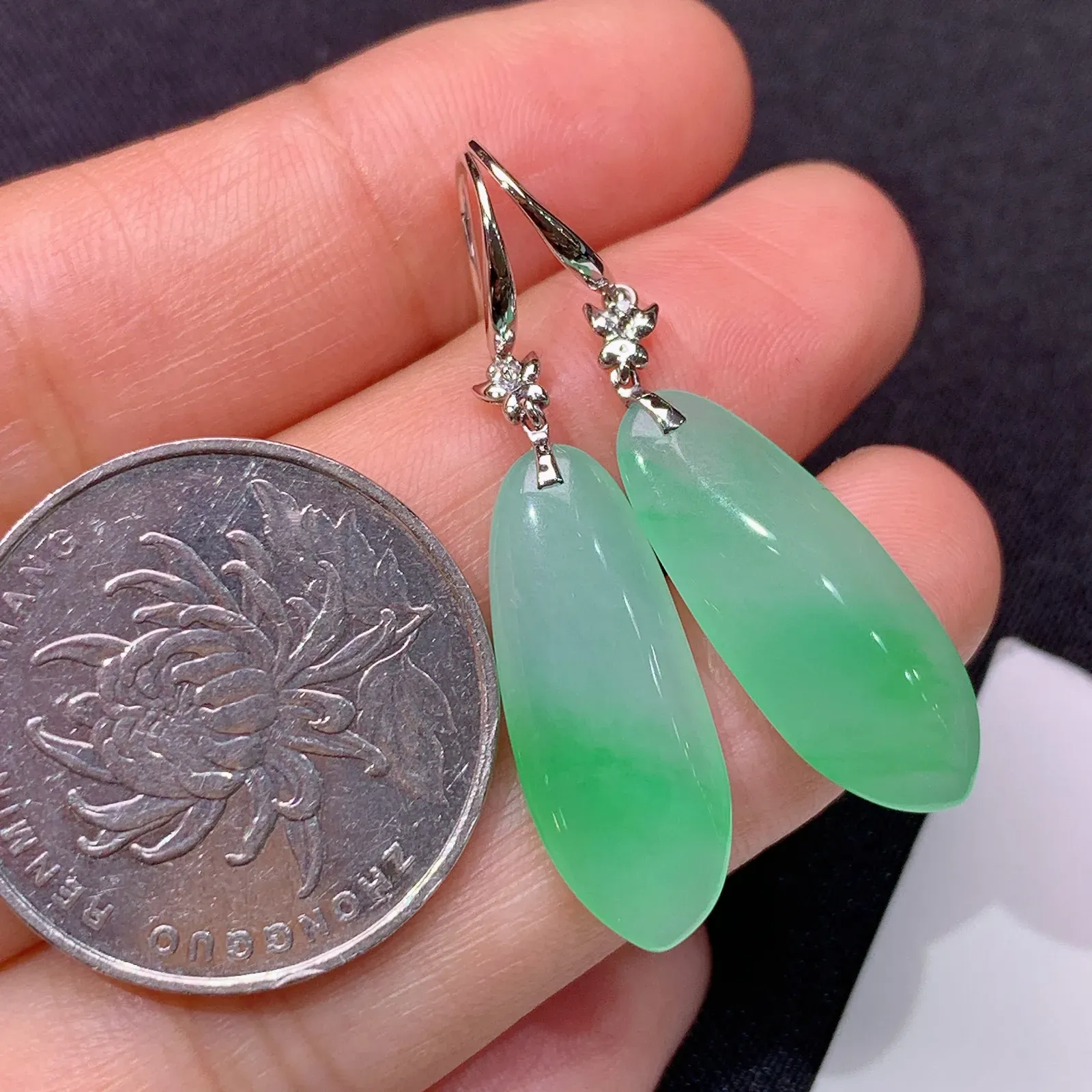 冰飘绿福瓜耳坠，18k金镶嵌，简约时尚，冰润色阳，种水足 尺寸22.5*8.7*3.6