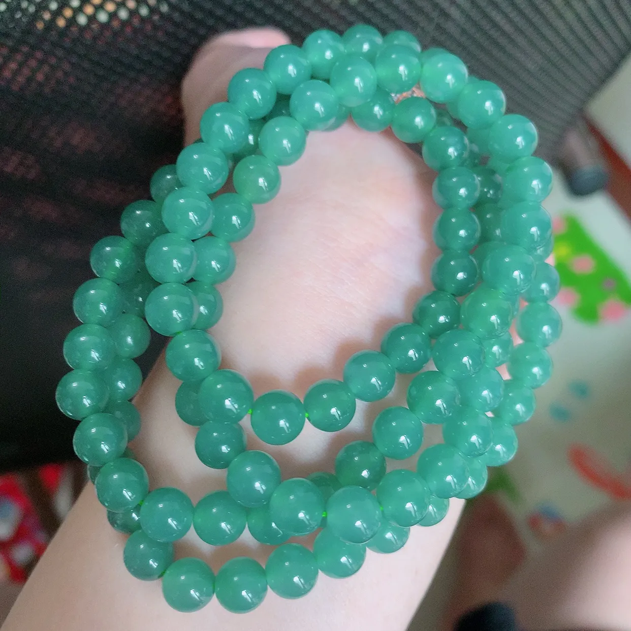 自然光实拍，冰种满色圆珠翡翠项链，天然翡翠A货，玉质细腻  冰清玉润  颜色漂亮  #001.1取一尺寸7mm