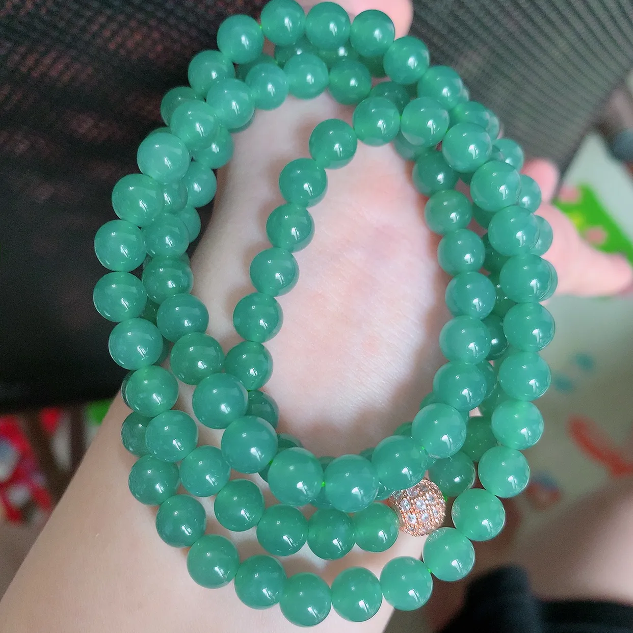 自然光实拍，冰种满色圆珠翡翠项链，天然翡翠A货，玉质细腻  冰清玉润  颜色漂亮  #001.1取一尺寸7mm