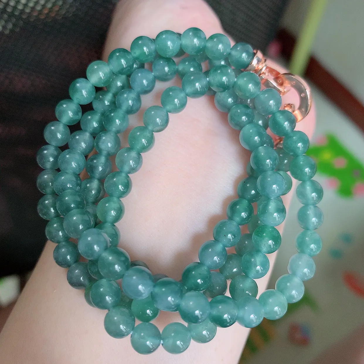 自然光实拍，冰种满色圆珠翡翠项链，天然翡翠A货，玉质细腻  冰清玉润  颜色漂亮  #001.1取一尺寸5.8mm