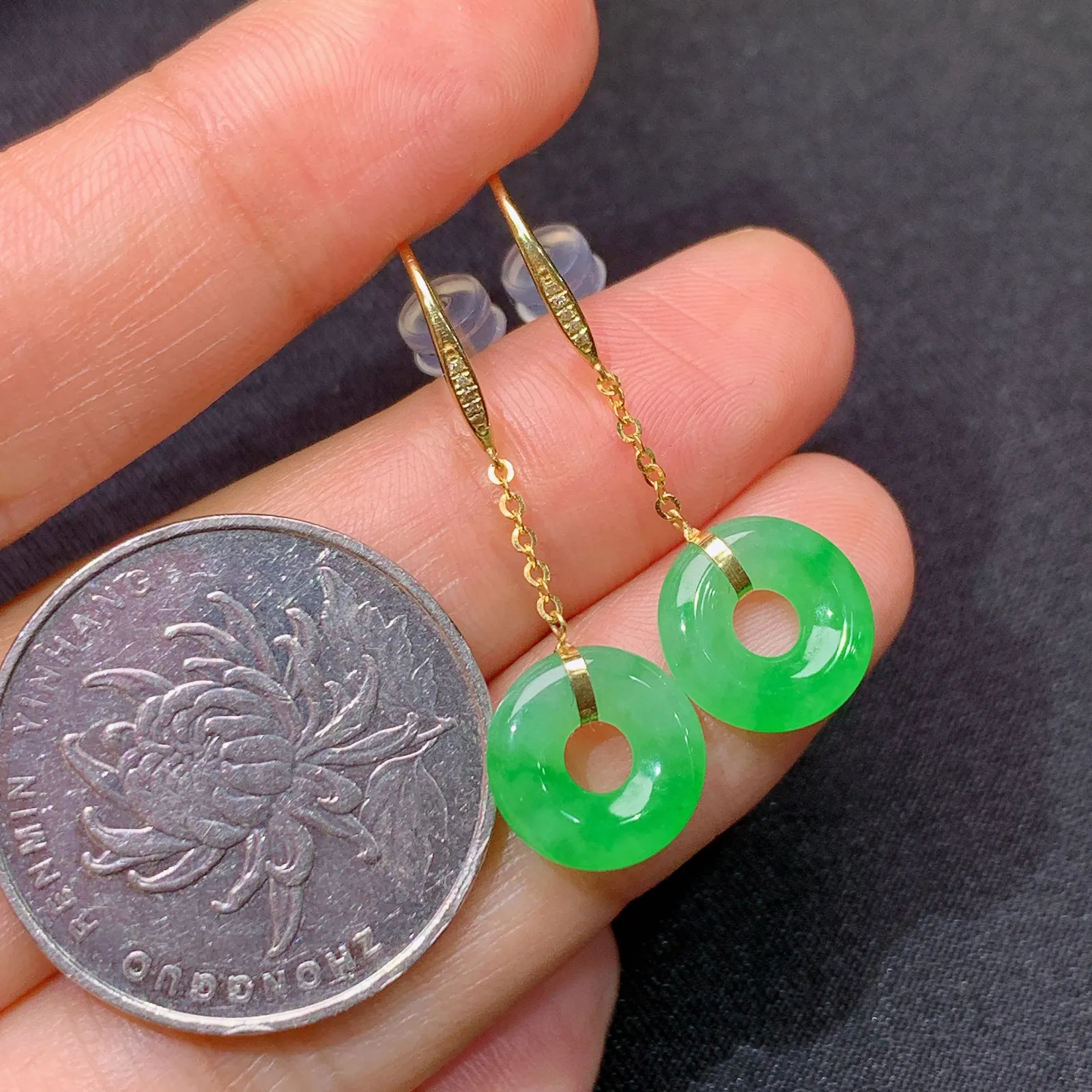 冰阳绿甜甜圈耳坠，18k金镶嵌，简约时尚，冰润色阳，种水足 裸石10.5*2.4