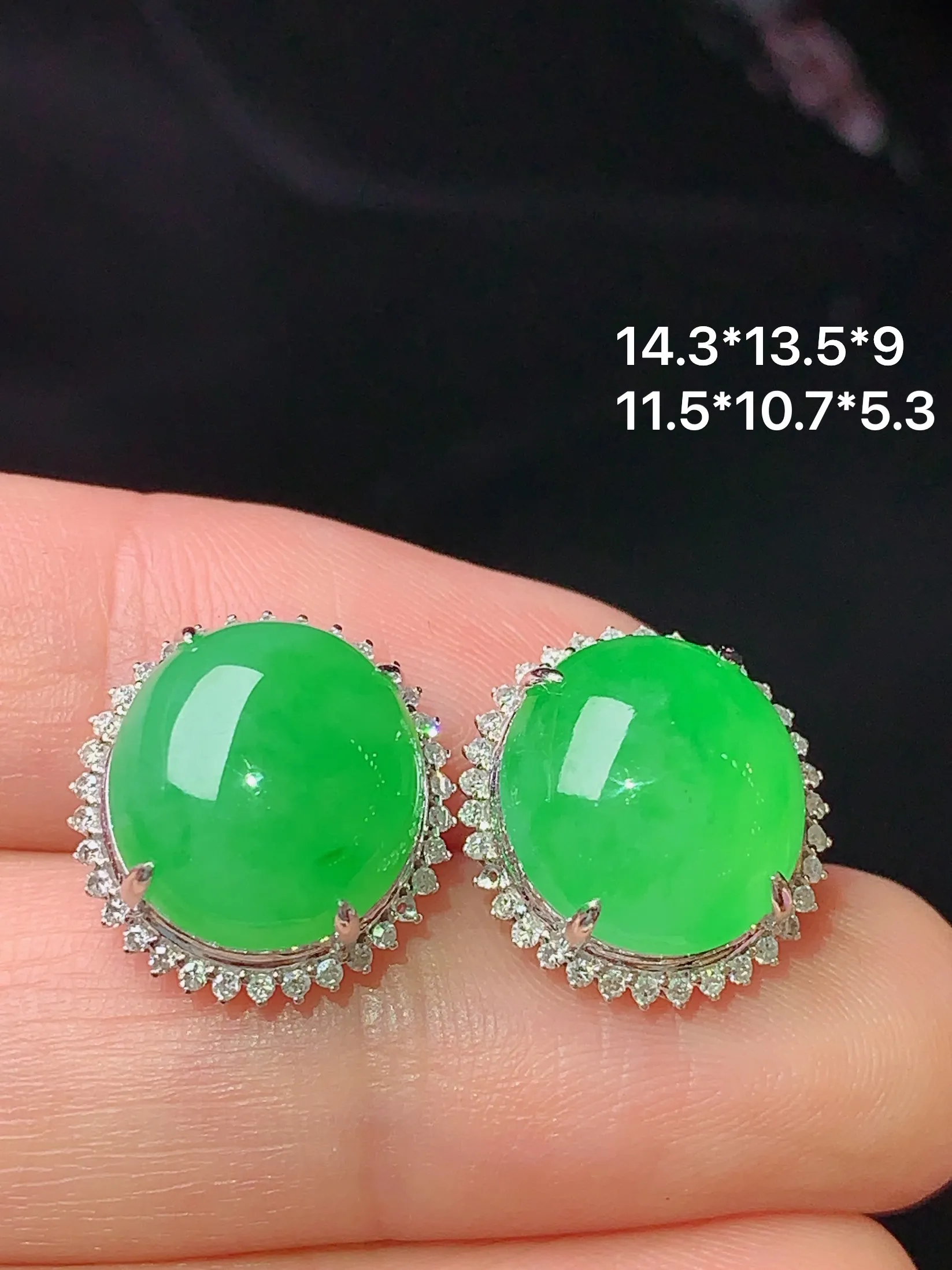 18k金钻镶嵌翠绿蛋面耳钉 玉质细腻 色泽清新艳丽 整体尺寸14.3*13.5*9