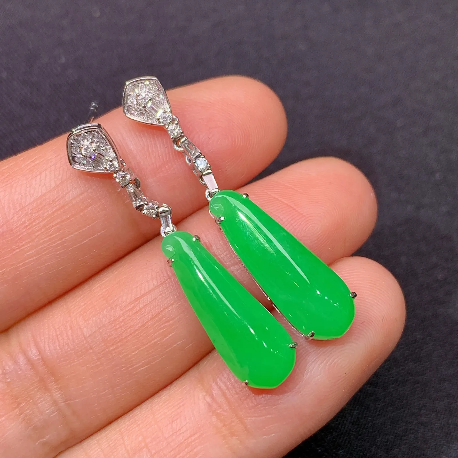 阳绿福瓜耳坠，18k金镶嵌，简约时尚，冰润色阳，种水足 尺寸18.4*6.7*3.3