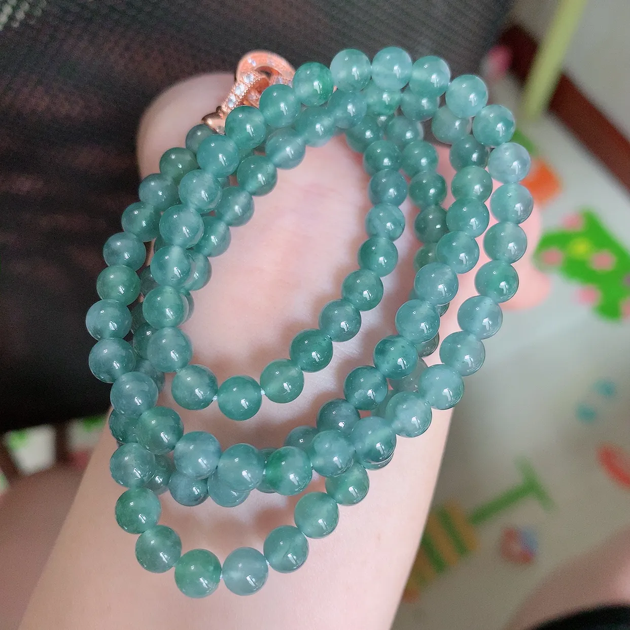 自然光实拍，冰种满色圆珠翡翠项链，天然翡翠A货，玉质细腻  冰清玉润  颜色漂亮  #001.1取一尺寸5.8mm