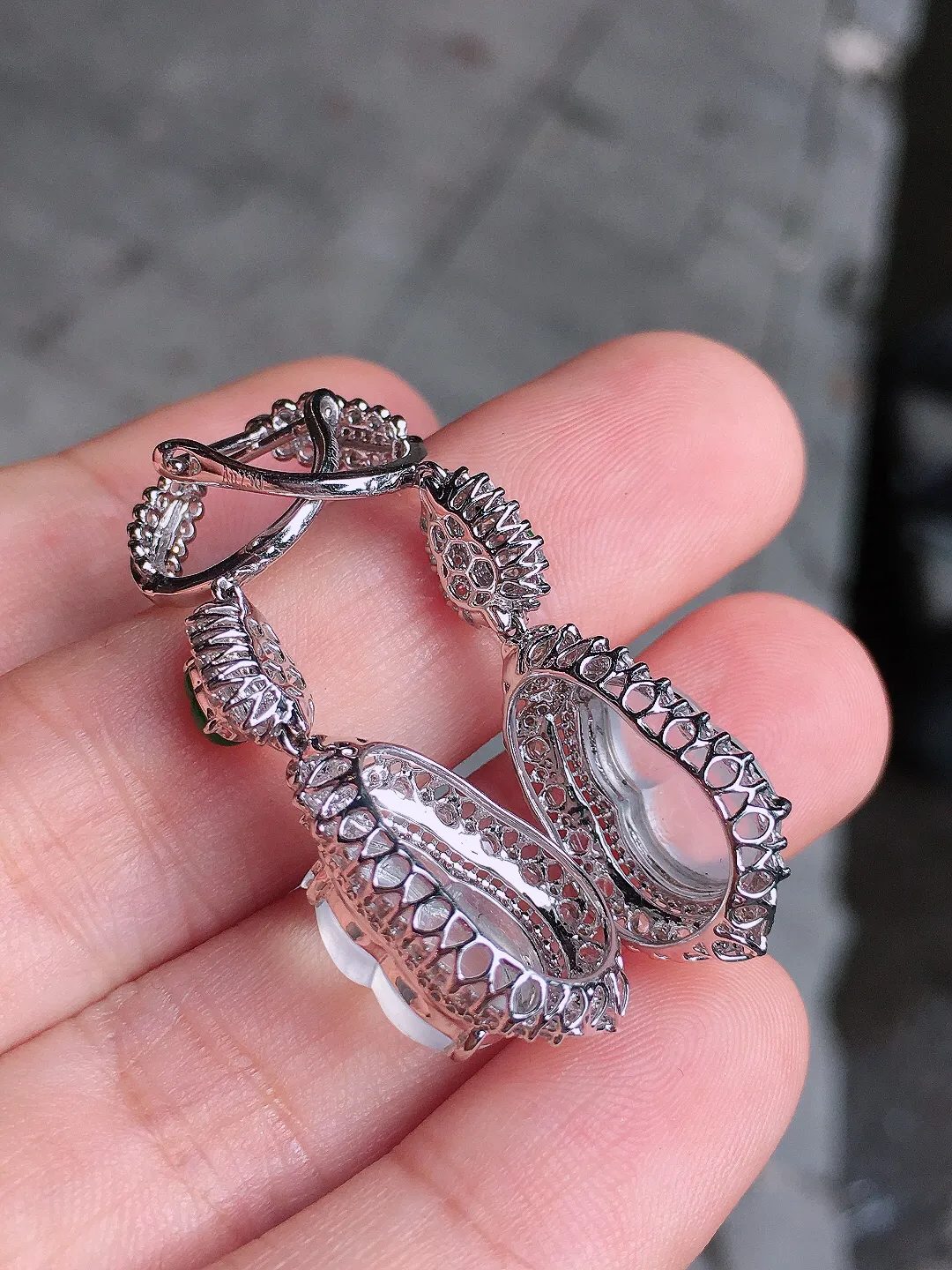 冰种葫芦耳坠，玉质细腻，荧光感超
强，饱满圆润，气质满满。18k
金豪华镶嵌