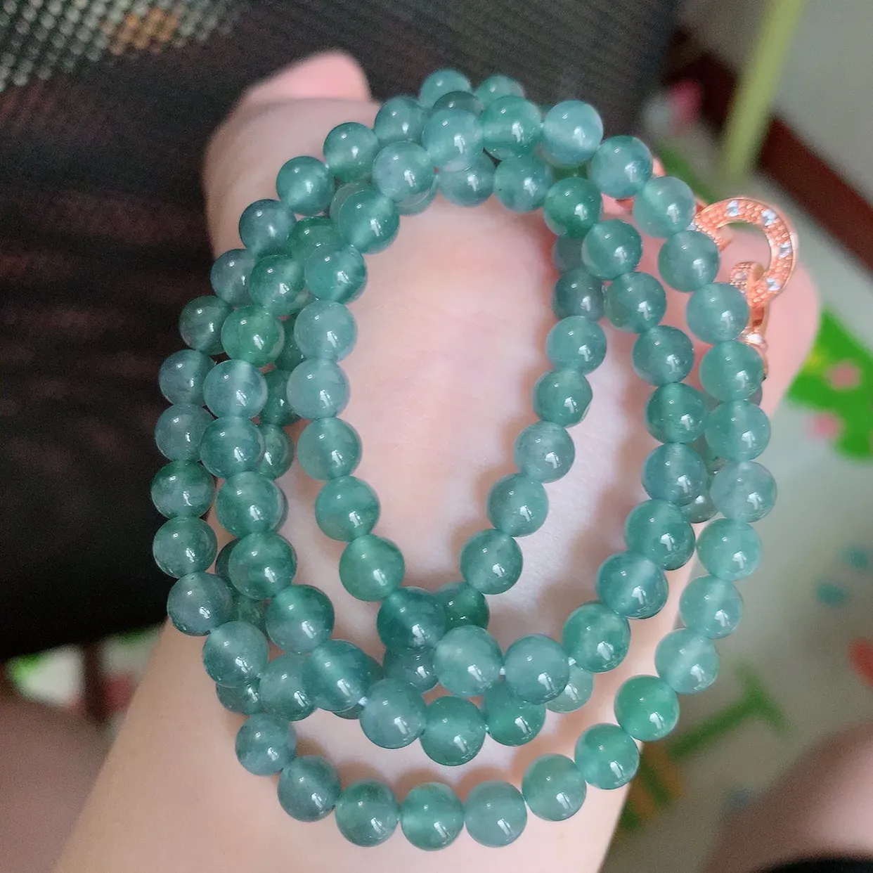 自然光实拍，冰种满色圆珠翡翠项链，天然翡翠A货，玉质细腻  冰清玉润  颜色漂亮  #001.1取一尺寸5.8mm