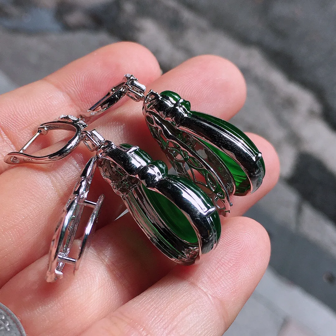 满绿福贝耳坠，色泽均匀浓郁，玉质细腻，荧光感超
强，饱满圆润，气质满满。18k
金豪华镶嵌